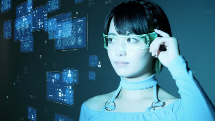 ホログラム画面を見る女性