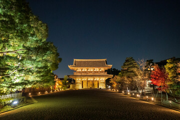 Obraz premium Back view of the gate entrance of Ninna-ji in Kyoto