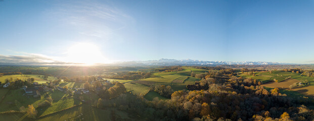 Vue panoramique dans les hautes Pyrénées  et ses montagnes en fond 