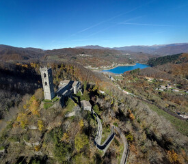 Garfagnana, Lucca : veduta aerea del vecchio paese di Gorfigliano  che sorgeva intorno all’antico...