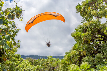 Parapente dans le ciel en phase d’atterrissage 