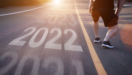 Plakat Start new year of new life. New ideas start in 2022. Men prepare to run on a new road.