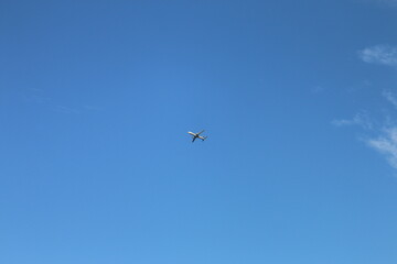 空港に向かう飛行機