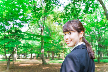 Fototapeta premium スーツを着て笑うビジネスウーマン