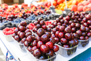 市場に並ぶ新鮮なフルーツ