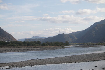 秋の山々と川の風景