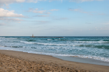 Fototapeta na wymiar Espectacular vista del faro de Altafulla con el mar agitado