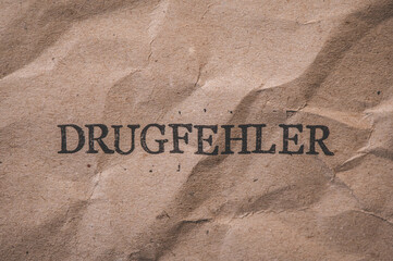 Gestempelter Text auf zerknittertem Papier. Drugfehler