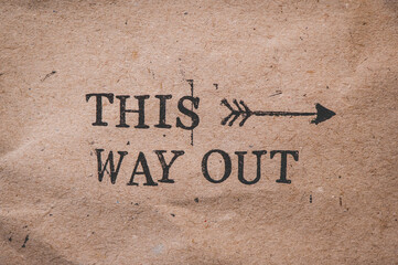 Gestempelter Text auf zerknittertem Papier. This way out.