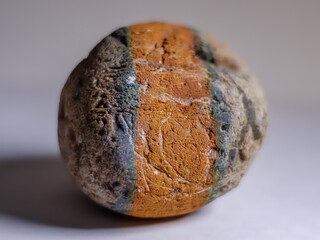 Vom Wasser rund geschliffener Stein mit  verschiedenen Schichten