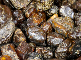 Bernstein im Licht. Polierter Bernstein. Bernstein wird auch viel für Schmuck verwendet.