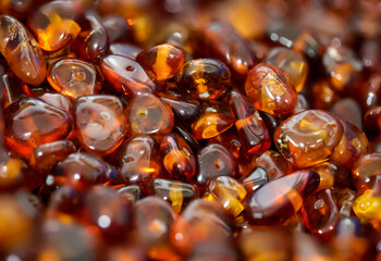 Bernstein im Licht. Polierter Bernstein. Bernstein wird auch viel für Schmuck verwendet.