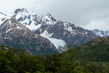 Fototapeta premium trekking por la montaña en el sur argentino.