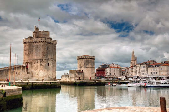 Le port de La Rochelle et ses deux tours par temps nuageux