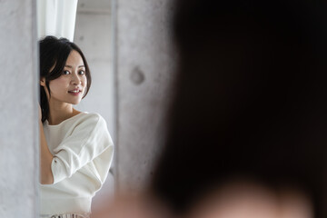 Fototapeta premium 髪をセットする若い女性