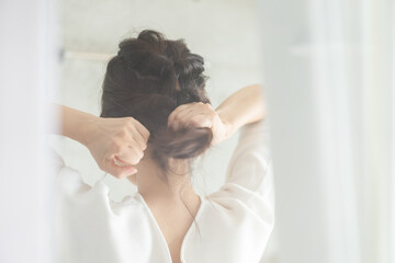 髪をセットする若い女性