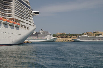 Luxuskreuzfahrtschiff Viking Star vor der Skyline von La Valletta, Malta - Luxury Viking Ocean...