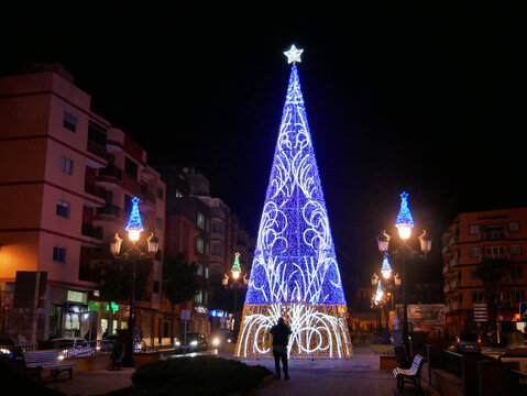 Persona haciendo una foto de un bonito &aacute;rbol de Navidad iluminado