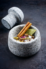 Modern Design Mörser mit exotischen Garam Masala Gewürzen als close-up angeboten auf einem...