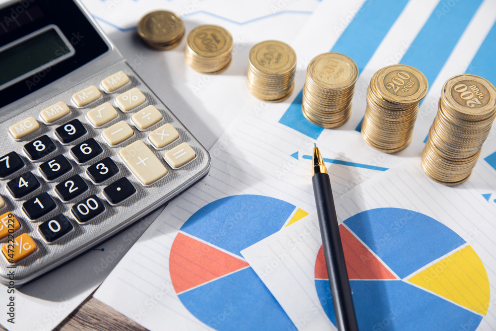 Aufkleber calculator with stack of coins on graph paper