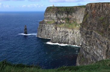 Fototapeta premium Liscannor – Torre O'Brien dal sentiero sud delle Scogliere del Moher