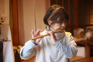 篠笛を拭く女性