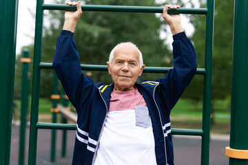 Naklejka premium Senior man training on vertical ladder outdoors