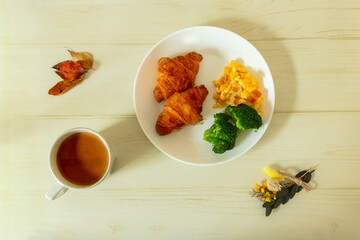 クロワッサンのプレート　コーヒーカップ　俯瞰撮影