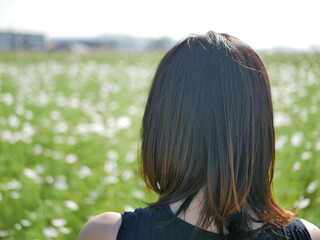 お花畑をバックに女性
