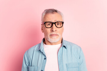 Photo of mature man unhappy upset anxiou worried fail mistake wear eyeglasses isolated over pink color background