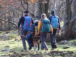 Randonnée solidaire handicap avec joelette chariot fauteuil handicapé pour randonner en montagne...