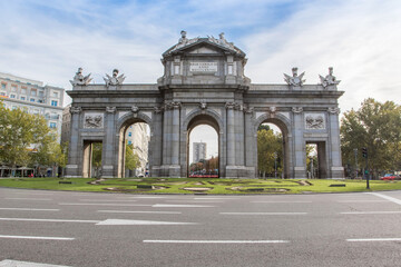 Fototapeta na wymiar Photo de la Puerta De Alcala (Alcala Gate) à Madrid en Espagne. Le monument est situé au rond-point de la place de l'indépendance.