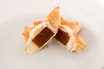pastelitos fritos rellenos con dulce de membrillo