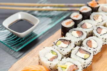 tabla de piezas de sushi con salsa de soja