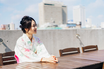 浴衣を着た若い女性