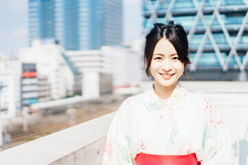 浴衣を着た若い女性