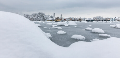 Hafenstadt Lindau im Bodensee im Winter mit Schnee
