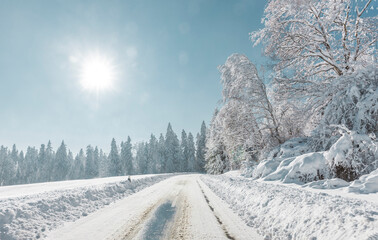 Winterliche Strasse in verschneiter Winterlandschaft - obrazy, fototapety, plakaty