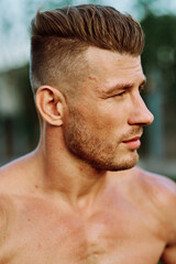 Obraz premium man with pumped up muscular body outdoors health workout