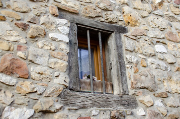 Fototapeta na wymiar Bruchsteinhaus Wand mit Fenster