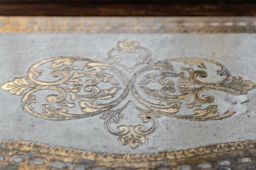 goldene Verzierung am Fensterbrett