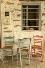 Fototapeta na wymiar Bunte Stühle in einer Taverne auf Amorogs