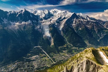 Papier Peint photo autocollant Mont Blanc Mont Blanc towering over Chamonix Valley