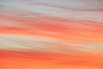 Nubes con colores cálidos al atardecer. Fondo de nubes en el cielo con los últimos rayos del sol sobre la Sierra de Guadarrama de Madrid.