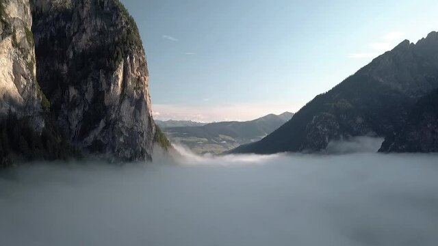 nebbia sutto le cime nei pressi del lago di dobbiaco in trentino alto adige