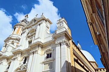 Obraz premium exterior facade of the famous Basilica of the Holy House located in Loreto in Ancona, Italy