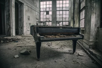 Photo sur Plexiglas Vieux bâtiments abandonnés Un vieux piano à queue abandonné dans un vieux bâtiment abandonné. Un ancien instrument de musique. Les intérieurs d& 39 un bâtiment soviétique abandonné. Murs minables.
