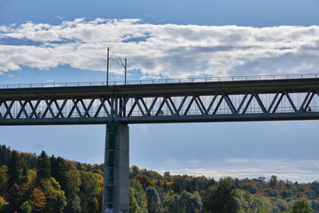Radfahrer auf der Grosshesseloherbrücke im Herbst