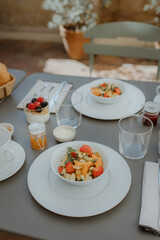 Petit déjeuner continental en terrasse
