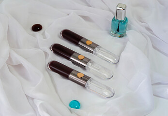 rossetto bicolore e smalto per unghie su sfondo bianco